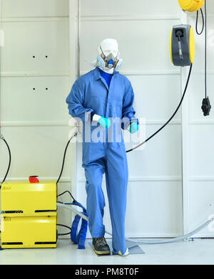 Dummy in Atemschutzmaske und einheitliche im Bereich für Auto Färbung Stockfoto