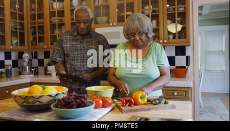 Senior schwarz Paar gesundes Mittagessen vorbereiten Stockfoto