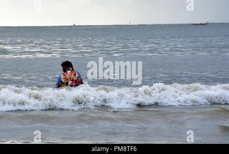 Ein indisch-hinduistischen Devotee gesehen Eintauchen ein Idol während des zehntägigen Festival. Immersion der elefantenköpfige Ganesha Hindu Gott im Arabischen Meer am Juhu Beach auf der einen und einen halben Tag der 10-tägige Festival Ganesh Chaturthi in Mumbai. Hindu devotees zu Hause Idole von Lord Ganesha, um seinen Segen für Weisheit und Wohlstand zu berufen. Stockfoto