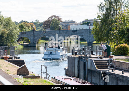 Kreuzfahrtschiff verlässt Chertsey Lock, Chertsey, Surrey, England, Vereinigtes Königreich Stockfoto