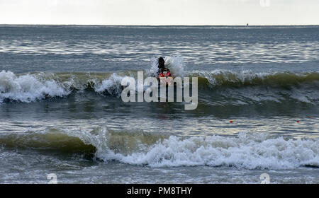 Ein indisch-hinduistischen Devotee gesehen Eintauchen ein Idol während des zehntägigen Festival. Immersion der elefantenköpfige Ganesha Hindu Gott im Arabischen Meer am Juhu Beach auf der einen und einen halben Tag der 10-tägige Festival Ganesh Chaturthi in Mumbai. Hindu devotees zu Hause Idole von Lord Ganesha, um seinen Segen für Weisheit und Wohlstand zu berufen. Stockfoto