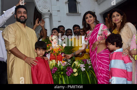 Raj Kundra, Shamita Shetty, Shilpa Shetty gesehen Lächeln für die Kamera während einer Prozession zu Hause posieren. Eine Prozession für das Eintauchen der ein Idol der elefantenköpfige Hindu Gott Lord Ganesh, Hindu devotees home Idole von Lord Ganesha, um seinen Segen für Weisheit und Wohlstand zu berufen. Stockfoto