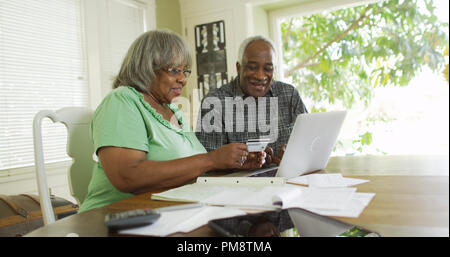 Gerne schwarz Paar online Zahlung Stockfoto