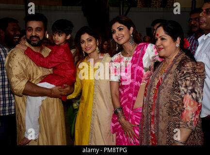 Raj Kundra, Shamita Shetty, Shilpa Shetty gesehen Lächeln für die Kamera während einer Prozession zu Hause posieren. Eine Prozession für das Eintauchen der ein Idol der elefantenköpfige Hindu Gott Lord Ganesh, Hindu devotees home Idole von Lord Ganesha, um seinen Segen für Weisheit und Wohlstand zu berufen. Stockfoto