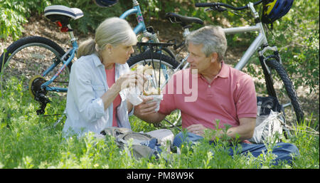 Senior paar Mittagessen nach Fahrrad fahren Stockfoto