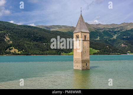 Der Glockenturm der Kirche von Graun im Vinschgau, erscheint aus dem Reschensee, Vinschgau, Südtirol Stockfoto
