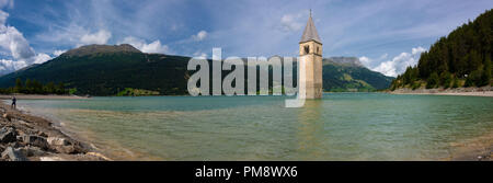 Der Glockenturm der Kirche von Graun im Vinschgau, erscheint aus dem Reschensee, Vinschgau, Südtirol Stockfoto