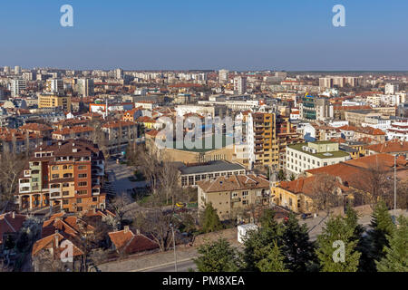 Chaskowo, Bulgarien - 15. MÄRZ 2014: atemberaubende Aussicht auf die Stadt von Haskovo - vom Denkmal der Jungfrau Maria, Bulgarien Stockfoto
