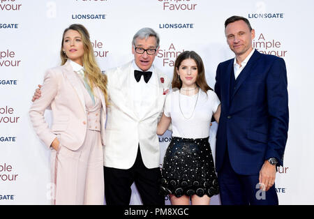 Blake Lively (links), Paul Feig (Zweite links), Anna Kendrick (Zweiter von rechts) und Zygi Kamasa (rechts) die Teilnahme an der Premiere eines einfachen Gefallen am BFI Southbank, Belvedere Road, London. Stockfoto