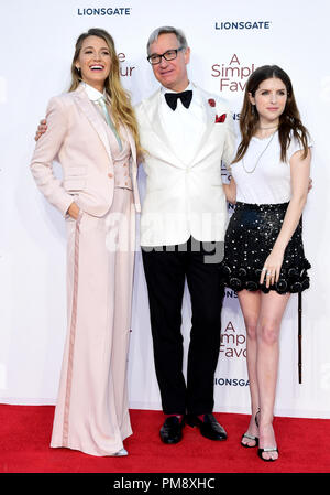 Blake Lively (links), Paul Feig und Anna Kendrick (rechts) die Teilnahme an der Premiere eines einfachen Gefallen am BFI Southbank, Belvedere Road, London. Stockfoto