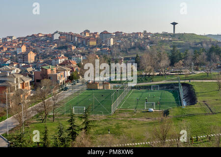 Chaskowo, Bulgarien - 15. MÄRZ 2014: atemberaubende Aussicht auf die Stadt von Haskovo - vom Denkmal der Jungfrau Maria, Bulgarien Stockfoto