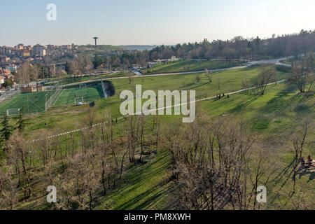 Chaskowo, Bulgarien - 15. MÄRZ 2014: atemberaubende Aussicht auf die Stadt von Haskovo - vom Denkmal der Jungfrau Maria, Bulgarien Stockfoto