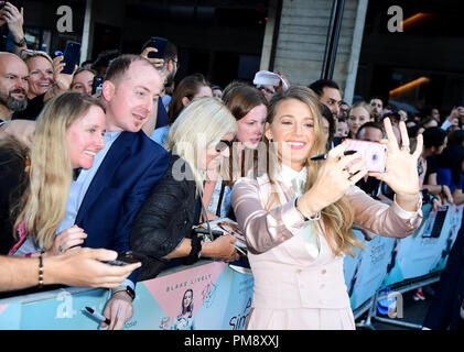 Blake Lively nimmt eine selfie mit Ventilatoren, die Premiere eines einfachen Gefallen am BFI Southbank, Belvedere Road, London. Stockfoto