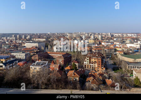 Chaskowo, Bulgarien - 15. MÄRZ 2014: atemberaubende Aussicht auf die Stadt von Haskovo - vom Denkmal der Jungfrau Maria, Bulgarien Stockfoto
