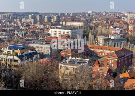 Chaskowo, Bulgarien - 15. MÄRZ 2014: atemberaubende Aussicht auf die Stadt von Haskovo - vom Denkmal der Jungfrau Maria, Bulgarien Stockfoto