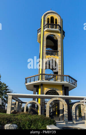 Chaskowo, Bulgarien - 15. MÄRZ 2014: Kirchturm der Kirche in der Nähe von Monument der Jungfrau Maria in der Stadt von Haskovo, Bulgarien Stockfoto