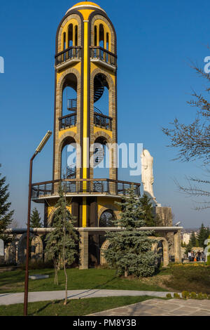 Chaskowo, Bulgarien - 15. MÄRZ 2014: Kirchturm der Kirche in der Nähe von Monument der Jungfrau Maria in der Stadt von Haskovo, Bulgarien Stockfoto