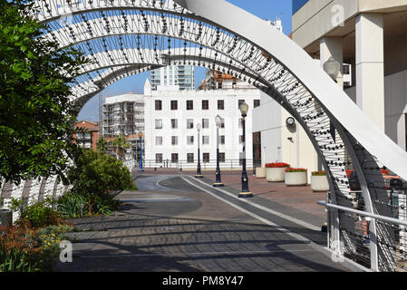 LONG BEACH, CALIF-Sept 10, 2018: Promenade Anschließen des Long Beach Convention Center und der Performing Arts Center. Stockfoto