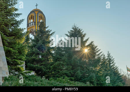 Chaskowo, Bulgarien - 15. MÄRZ 2014: Kirchturm der Kirche in der Nähe von Monument der Jungfrau Maria in der Stadt von Haskovo, Bulgarien Stockfoto