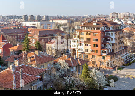 Chaskowo, Bulgarien - 15. MÄRZ 2014: atemberaubende Aussicht auf die Stadt von Haskovo - vom Denkmal der Jungfrau Maria, Bulgarien Stockfoto