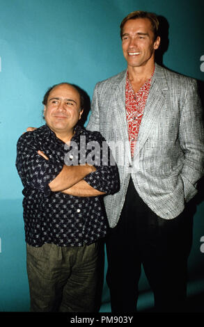 Arnold Schwarzenegger und Danny DeVito in "Twins" Pressekonferenz 1988 © GFS/Hollywood Archiv - Alle Rechte vorbehalten File Reference # 31515 567 Stockfoto