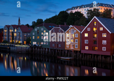 Sterben alte Brygge zur blauen Stunde, die alten Speicherhäuser werdener heute als Werk Ag und Restaurants genutzt Stockfoto