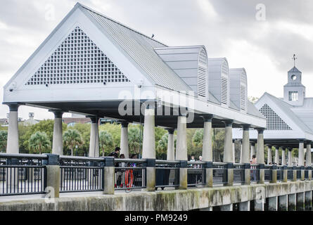 Die Waterfront Park Fishing Pier wird dargestellt, 5. April 2015 in Charleston, South Carolina. (Foto von Carmen K. Sisson/Cloudybright) Stockfoto