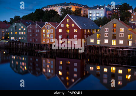 Sterben alte Brygge zur blauen Stunde, die alten Speicherhäuser werdener heute als Werk Ag und Restaurants genutzt Stockfoto