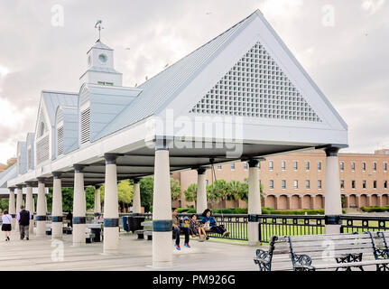 Die Menschen genießen Waterfront Park Fishing Pier, 5. April 2015 in Charleston, South Carolina. (Foto von Carmen K. Sisson/Cloudybright) Stockfoto