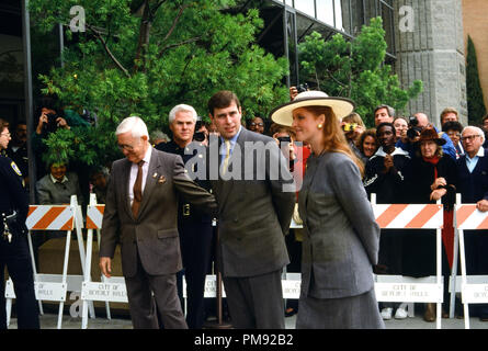 Robert Wise, Prinz Andrew, der Herzog und Sarah Ferguson, Herzogin von York in Los Angeles, ca. 1988 - Ankunft an der Akademie für Kunst und Wissenschaft. Datei Referenz # 31537 163 THA © GFS/Hollywood Archive-All Rechte Vorbehalten Stockfoto