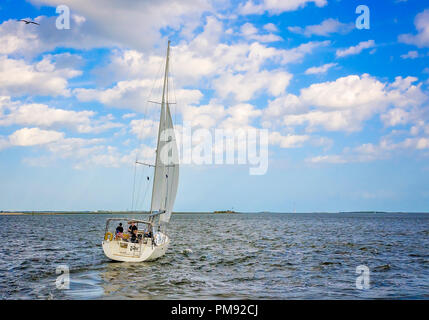 Ein Segelboot überquert von Charleston Harbor Cooper River, 5. April 2015 in Charleston, South Carolina. Stockfoto