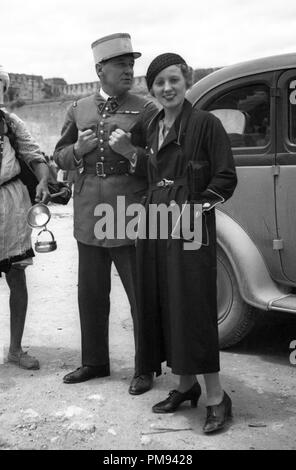 Marokko 1930 Französische Fremdenlegion Soldat und elegant gekleidete Frau mit lokalen Mann Verkauf von Waren Stockfoto