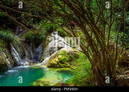 Natürlicher Wasserfall und See in Polilimnio Bereich in Griechenland. Polimnio ist ein Komplex von Wasserfällen und Seen sind in der Nähe von Charavgi Gemeinde, Messini entfernt Stockfoto