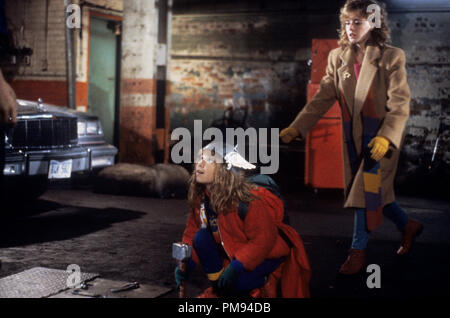 Studio Werbung noch von 'Adventures in Babysitting" Maia Brewton, Elisabeth Shue © 1987 Touchstone Pictures Alle Rechte vorbehalten Datei Referenz # 31697327 THA für die redaktionelle Nutzung nur Stockfoto