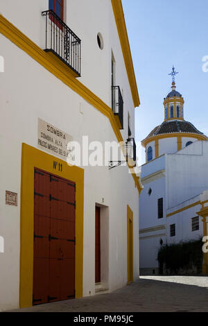 Lane außerhalb der Plaza de Toros de la Real Maestranza de Caballería de Sevilla‎, Andalusien, Spanien Stockfoto