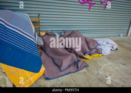VINA DEL MAR, CHILE - September, 15, 2018: Obdachlose leben und schlafen auf dem Bürgersteig in Vina del Mar, Chile Stockfoto