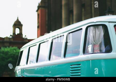 Retro VW Camper Van verwendet für Hochzeiten Stockfoto