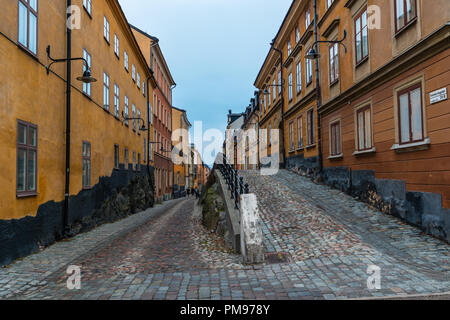 Typische traditionelle Straße mit Kopfsteinpflaster und klassischen farbenfrohe Gebäude in Stockholm Södermalm - Brannkyrkogatan. Stockfoto