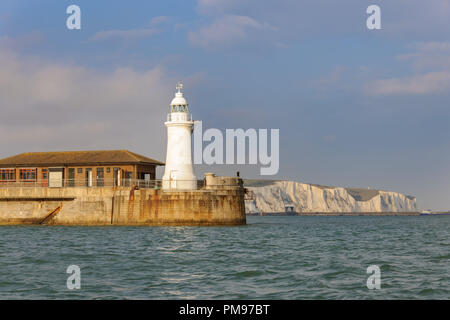 Prinz von Wales Pier Leuchtturm & White Cliffs, Dover, Kent, Großbritannien Stockfoto