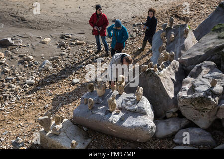 Alter Mann balancing Rocks, Charmouth, Dorset, Großbritannien Stockfoto