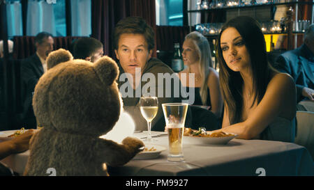 Ted (von SETH MACFARLANE geäußert) hat Abendessen mit seinem besten Freund, John (Mark Wahlberg) und John's Freundin Lori, (Mila Kunis), in der Live Action/CG-animierten Komödie 'Ted'. Stockfoto