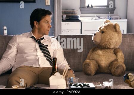 Ted (von SETH MACFARLANE geäußert) mit seinem besten Freund, John (Mark Wahlberg), in der Live Action/CG-animierten Komödie 'Ted'. Stockfoto