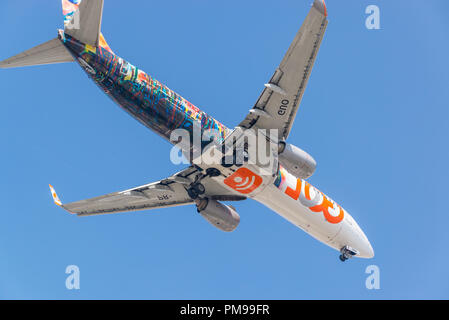 Sao Paulo, Brasilien, Mai 26, 2018: grosses Flugzeug fliegen hoch mit Detail des Landes gang nach unten Stockfoto