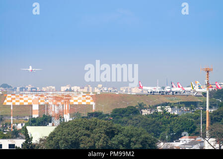 Sao Paulo, Brasilien, Mai 26, 2018: Flugzeuge der Landung am Flughafen Congonhas in São Paulo, Brasilien Stockfoto