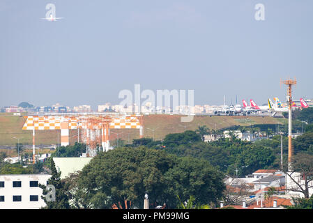 Sao Paulo, Brasilien, Mai 26, 2018: Flugzeug abheben am Flughafen Congonhas in São Paulo Stockfoto