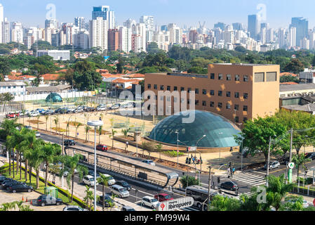 Sao Paulo, Brasilien, Mai 26, 2018: Luftbild der neuen modernen eucalipto U-Bahn Station in Sao Paulo. Stockfoto