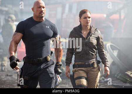 Hobbs (DWAYNE JOHNSON) und Riley (GINA CARANO) ihre Strike Team in "Fast & Furious 6", die nächste Folge der globalen Blockbuster Franchise auf Geschwindigkeit gebaut. Stockfoto