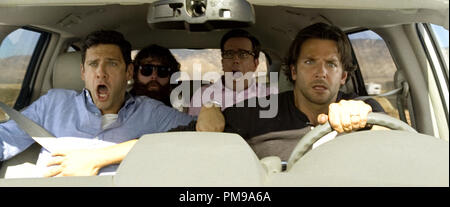 (L-R) JUSTIN BARTHA als Doug, Zach Galifianakis Alan, ED HELMS als Stu und Bradley Cooper als Phil in Warner Bros. Pictures' und legendären Bilder' Komödie "DER KATER TEIL III", ein Warner Bros.-Bilder freigeben. Stockfoto