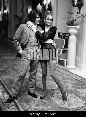 Twiggy Lawson umarmt sie Freund und Manager Justin de Villeneuve, Januar 1969 Datei Referenz # 31955 136 THA Stockfoto