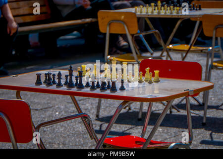 SANTIAGO, CHILE - 14. SEPTEMBER 2018: Im freien Blick auf einen Tisch Schach mit allen Stücken an draußen auf der Plaza de Armas in dowtown in Santiago de Chile gelegen Stockfoto